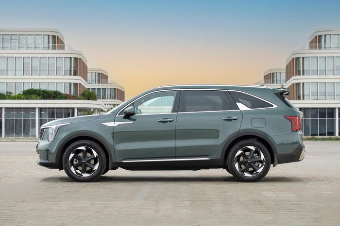 New Sorento Hybrid vừa được giới thiệu có 2 biến thể cấu hình dẫn động, gồm hệ dẫn động một cầu (FWD) có giá bán 1,349 tỷ đồng và 2 cầu (AWD) với giá bán 1,399 tỷ đồng. Xe trang bị nhiều chế độ lái như Comfort, Eco, Sport và các chế độ địa hình SmartSnow, Mud, Sand. Mức tiêu thụ nhiên liệu kết hợp trên cả hai bản FWD và AWD được nhà sản xuất công bố là 4,9L/100km.