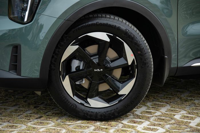 Mâm xe 19 inch kiểu mới với thiết kế đa chấu thể thao kết hợp cùng cản trước viền chrome mạnh mẽ, đậm chất SUV, đáp ứng nhu cầu di chuyển đa dạng địa hình, phục vụ công việc hàng ngày và những chuyến du lịch cùng gia đình vào cuối tuần.