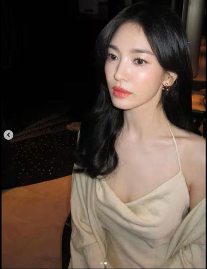 Song Hye Kyo diện váy dây, khoe vẻ đẹp quyến rũ.