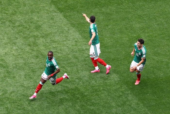 Mexico bị chính HLV Javier Aguirre đánh giá chủ quan ở trận mở màn. Ảnh: Reuters