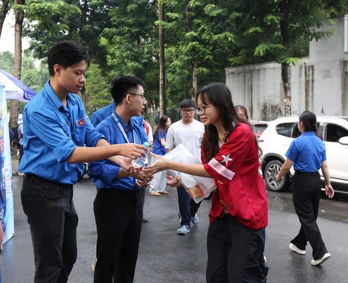 Đội tình nguyện viên có mặt từ sớm để hỗ trợ các thí sinh. Ảnh: Vân Đức