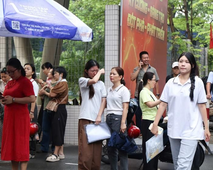 Nữ sinh bật khóc nữ nở khi nhận được lời động viên từ mẹ. Ảnh: Vân Đức