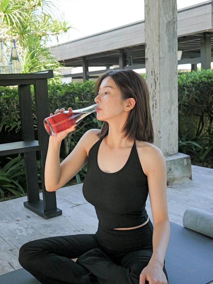Kwon Eun Bi chia sẻ nhiều bức ảnh chụp tại một không gian ngoài trời ngập tràn cây xanh.