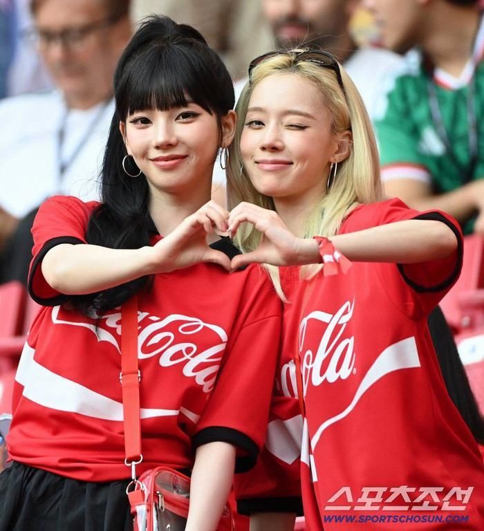 Những hình ảnh Karina và Winter được ghi lại trong trận đầu ra quân của đội tuyển Hàn Quốc tại World Cup 2026.