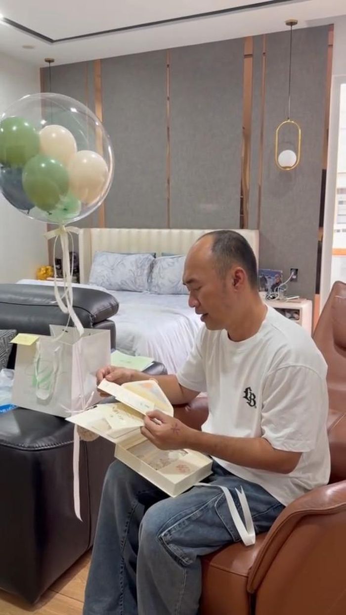 Tiến Luật "đập hộp" thiệp cưới của Viên Vibi.