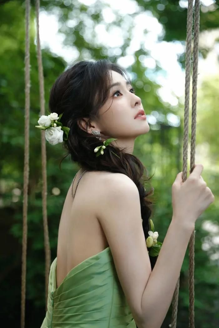 Bạch Lộc khoe vẻ đẹp thanh khiết, nhẹ nhàng, được nhiều khán giả ví như một nàng thơ bước ra từ khu vườn mùa hè.
