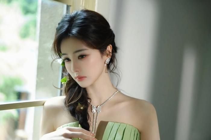Bạch Lộc diện váy xanh, làm tôn lên nét đẹp dịu dàng, thanh thoát.