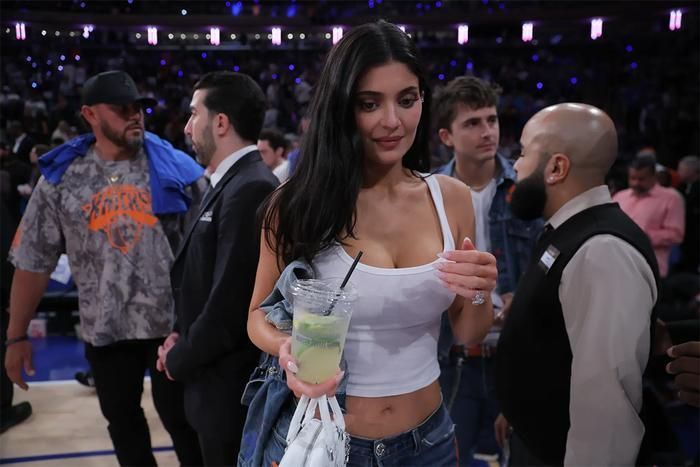 Kylie Jenner xuất hiện bên bạn trai là Timotheé Chalamet - một người hâm mộ lâu năm của New York Knicks.