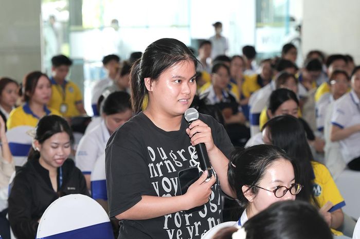 Nhiều câu hỏi, thắc mắc của sinh viên được các chuyên gia trả lời tại Talkshow
