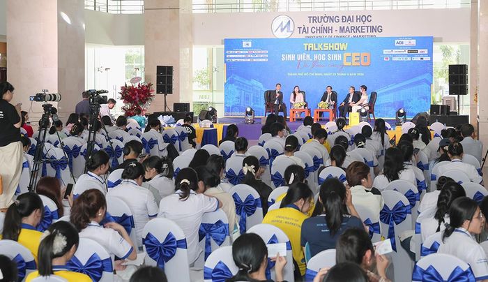 Sinh viên chăm chú lắng nghe những chia sẻ thiết thực từ các chuyên gia tại Talkshow "Đối thoại cùng CEO" 