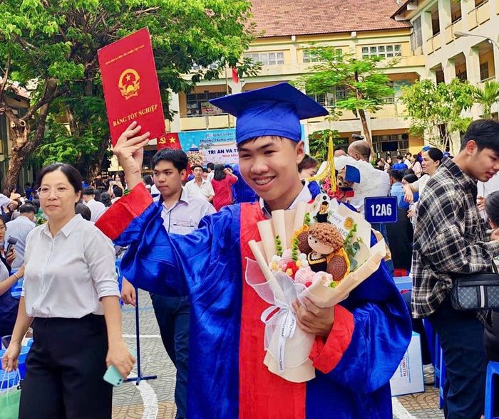 Nhà văn Cao Việt Quỳnh trong lễ tốt nghiệp THPT. Ảnh: NVCC