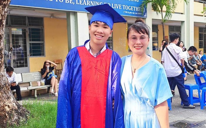 Nhà văn Cao Việt Quỳnh và mẹ - nhà văn Nguyễn Quỳnh Trang trong lễ tốt nghiệp THPT. Ảnh: NVCC
