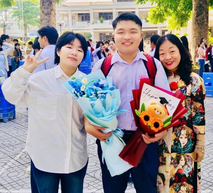 Chị Diễm Thuyên (bìa phải) cùng hai con trai Lê Minh Khang và con gái Lê Ngọc Anh Thư trong Lễ tri ân và trưởng thành của Minh Khang. Ảnh: NVCC