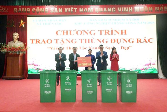 Công ty TNHH Khu công nghiệp Thăng Long tặng thùng rác cho xã Thiên Lộc