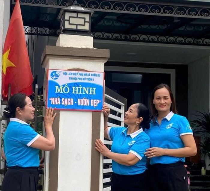 Hội LHPN xã Xuân Du gắn biển công trình “nhà sạch, vườn đẹp” cho hội viên đạt tiêu chí