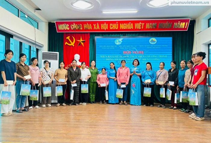 Hội LHPN tỉnh Thái Nguyên và các đơn vị đồng hành trao quà, hỗ trợ mô hình sinh kế cho hội viên phụ nữ nghèo, phụ nữ neo đơn có hoàn cảnh khó khăn tại xã Hạ Lang.