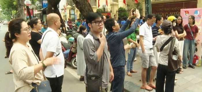 Rất đông phụ huynh ngóng con trong mỗi buổi thi