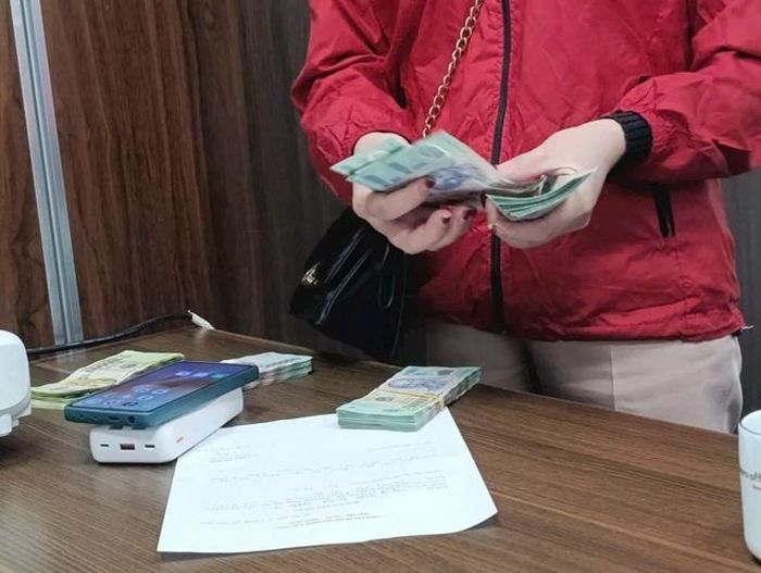Hình ảnh giao nộp tiền được người dân ghi lại