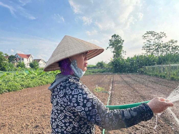 Bà Nguyễn Thị Tuyết chia sẻ sự vui mừng khi con trai út sẽ không phải vất vả qua sông đi học cấp 3 vào năm học tới. Ảnh: Vũ Hường