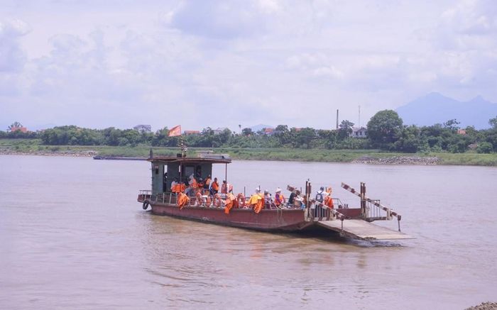Chuyến đò chở học sinh xã đảo Minh Châu dự thi môn Ngữ Văn sáng ngày 11/6. Ảnh: Trần Giang
