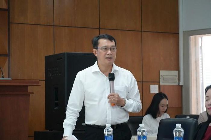 Các lãnh đạo Bộ GD&amp;ĐT trả lời báo chí tại họp mặt.