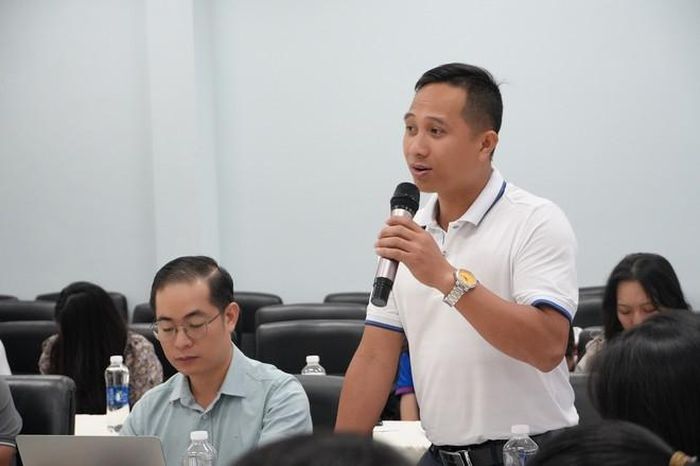 Các nhà báo trao đổi ý kiến tại buổi họp mặt.