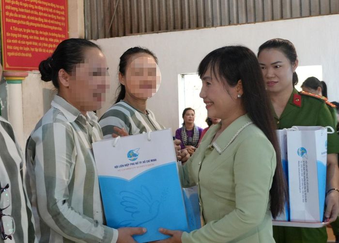 Bà Trịnh Thị Thanh, Phó Chủ tịch Thường trực Hội LHPN TPHCM, trao quà cho các nữ phạm nhân.