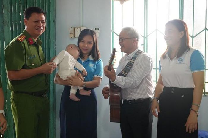 Đoàn đến thăm nhà trẻ trong trại giam An Phước.