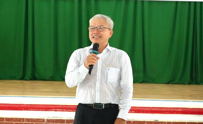 Thầy Hà Trung Thành, Giảng viên chính Học viện Cán bộ TPHCM, nói chuyện chuyên đề "Sống đẹp" với các nữ phạm nhân.