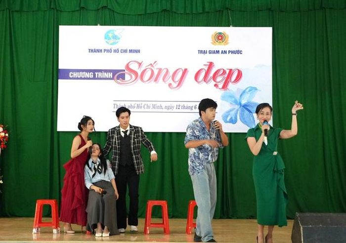 Các nghệ sĩ mang đến cho chương trình nhiều tiết mục ý nghĩa.