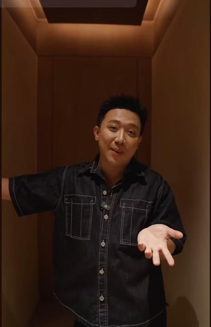 Mở đầu đoạn video, Trấn Thành gây tò mò khi giới thiệu một trong những góc yêu thích nhất trong căn nhà của mình: khu vực phòng thay đồ kết hợp phòng tắm riêng