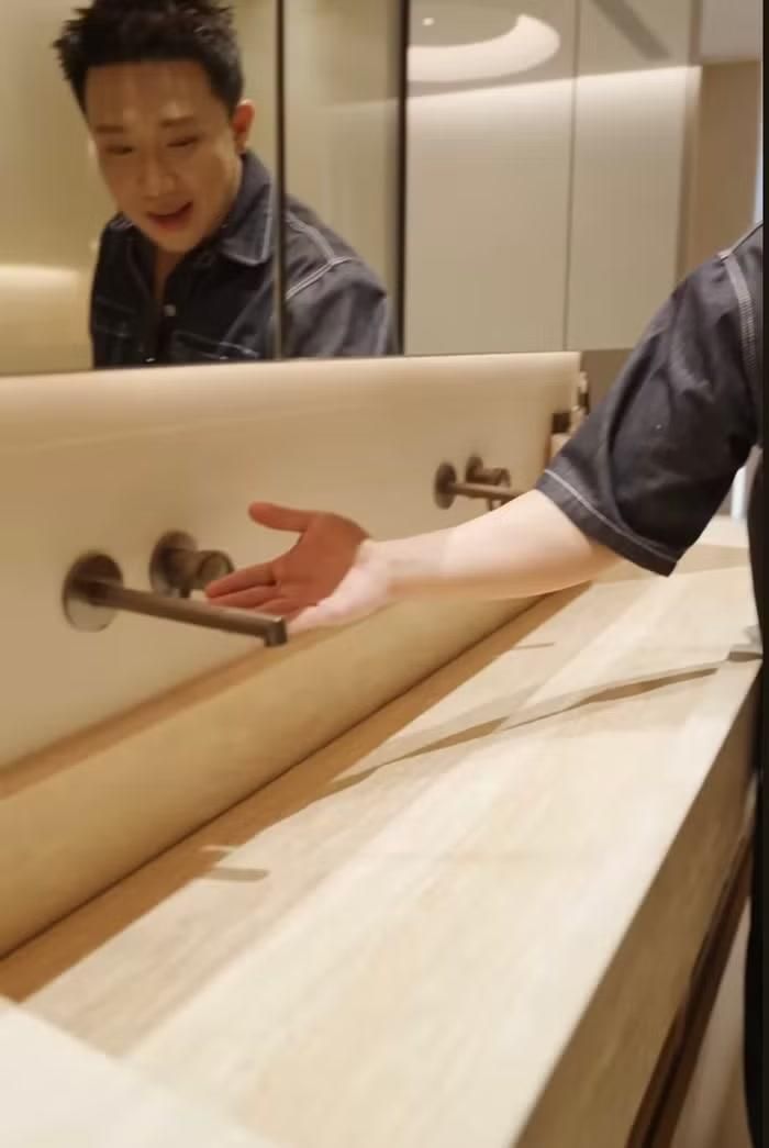Khu vực lavabo được chính Trấn Thành lên ý tưởng nhằm mang lại cảm giác như đang nghỉ dưỡng tại resort. Thiết kế tối giản nhưng tinh tế, kết hợp cùng bộ phụ kiện đồng bộ tạo nên vẻ đẹp hiện đại