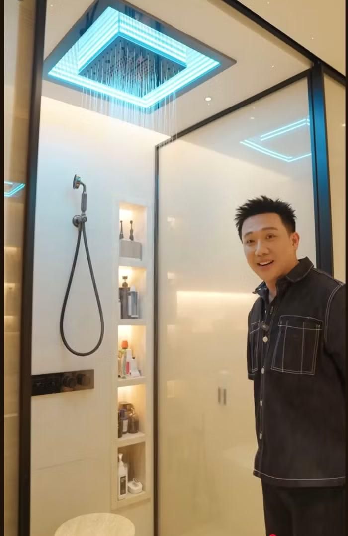 Phòng tắm còn được tích hợp nhiều chế độ nước khác nhau, từ phun sương thư giãn, vòi sen cầm tay cho đến chế độ tắm mưa từ trần. Theo Trấn Thành, việc tắm không chỉ để làm sạch mà còn là khoảng thời gian tận hưởng