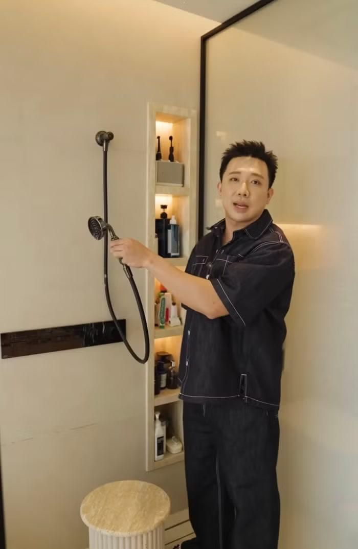 Khu vực sen tắm được trang bị bảng điều khiển thông minh, cho phép điều chỉnh nhiệt độ và áp lực nước theo nhu cầu. Gia chủ chỉ cần cài đặt một lần là có thể sử dụng ở những lần tiếp theo
