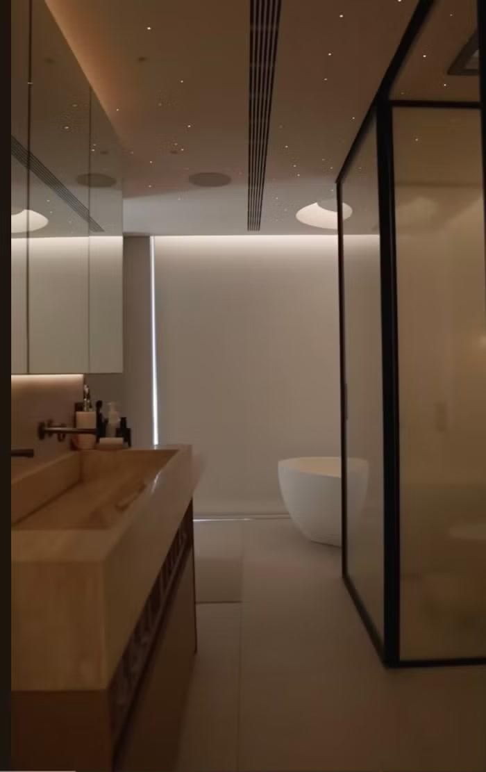 Bước vào khu vực phòng tắm master, Trấn Thành không giấu được sự hào hứng khi giới thiệu đây là nơi anh "mê nhất" trong nhà. Theo nam MC, diện tích phòng tắm thậm chí còn rộng gần gấp đôi phòng ngủ