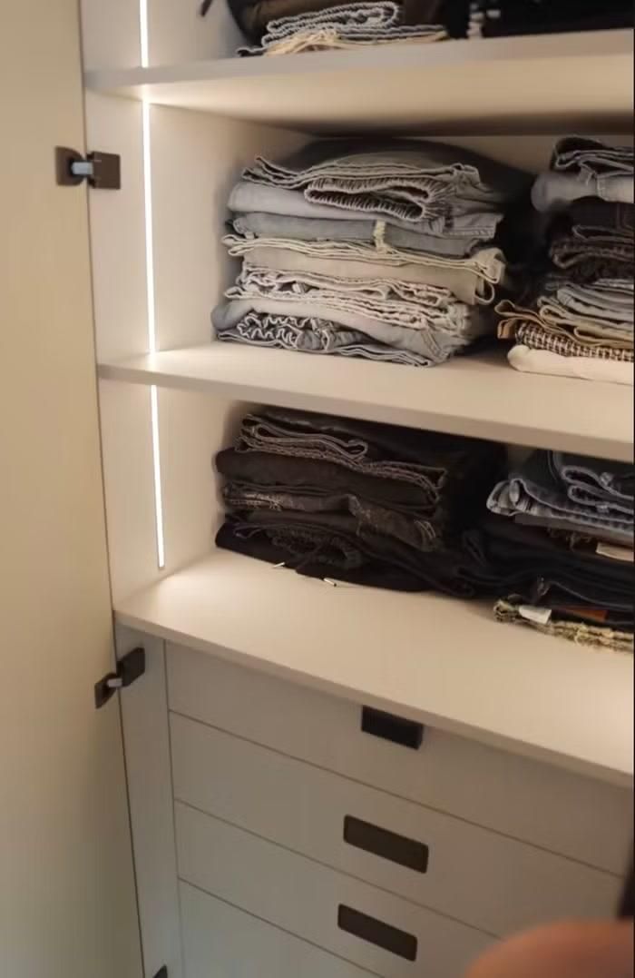 Khu vực tủ quần áo được thiết kế theo phong cách showroom cao cấp, giúp nam MC dễ dàng lựa chọn và sắp xếp trang phục