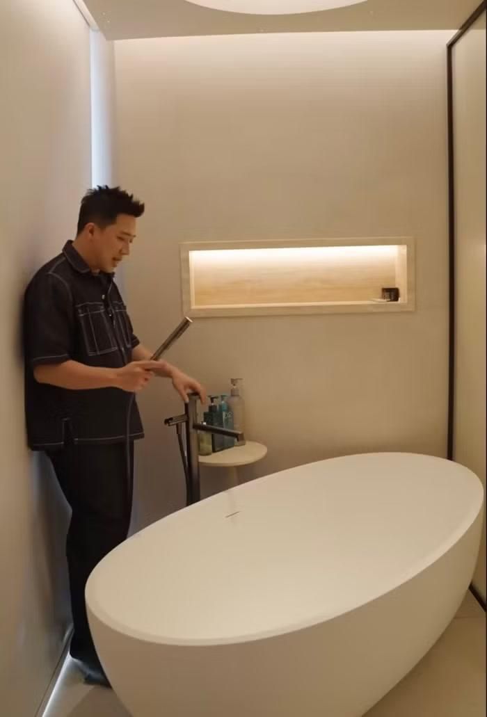 Bồn tắm được đặt ngay cạnh khung cửa kính lớn nhìn ra thành phố. Trấn Thành cho biết đây là góc thư giãn yêu thích nhất của anh sau những ngày làm việc căng thẳng.