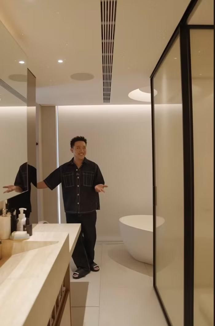 Giá treo khăn, móc áo và các phụ kiện trong phòng tắm đều được lựa chọn đồng điệu về phong cách. Nam MC cho rằng những món đồ nhỏ nhưng được đầu tư chỉn chu sẽ khiến không gian sống trở nên hoàn thiện hơn