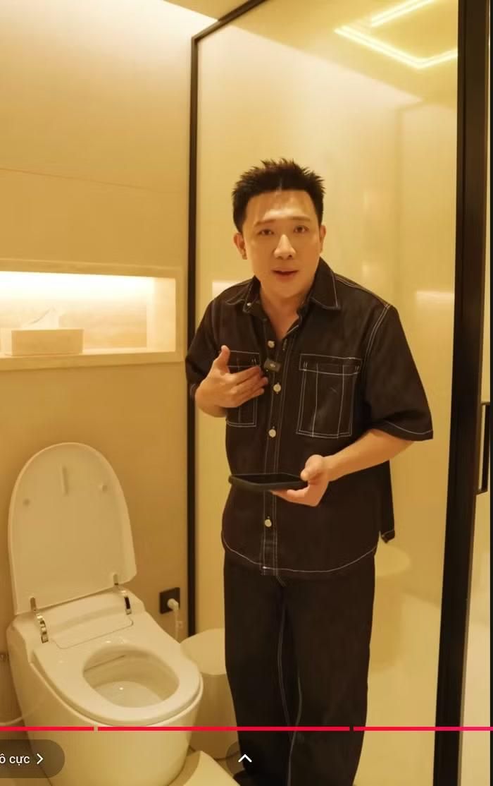 Nam nghệ sĩ dành nhiều thời gian để giới thiệu chiếc bồn cầu thông minh trong phòng tắm master. Anh hài hước gọi đây là món đồ "xịn có lý do" bởi được tích hợp hàng loạt công nghệ hiện đại