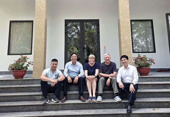 Ông bà Howard Limbert và Deb Limbert gặp gỡ những người bạn tại ngôi nhà ở Quảng Bình. Ảnh: Howard cung cấp