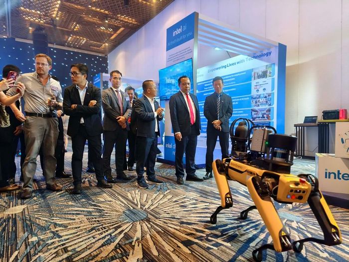 Bộ trưởng Bộ Khoa học và Công nghệ Vũ Hải Quân và các đại biểu xem robot trình diễn tại sự kiện lễ kỷ niệm 20 năm hoạt động của Intel Products Việt Nam.