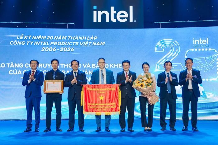 Đại diện Intel Products Việt Nam nhận Bằng khen của Chủ tịch UBND TP.HCM và Cờ truyền thống của UBND Thành phố.