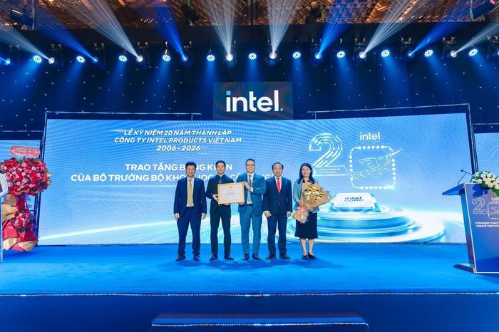 Đại diện Intel Products Việt Nam nhận Bằng khen của Bộ trưởng Bộ Khoa học và Công nghệ trao tặng.