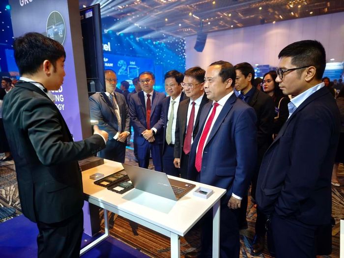 Bộ trưởng Bộ Khoa học và Công nghệ Vũ Hải Quân và các đại biểu tham quan gian hàng giới thiệu về thành tựu sau 20 năm hoạt động của Nhà máy Intel tại Việt Nam.