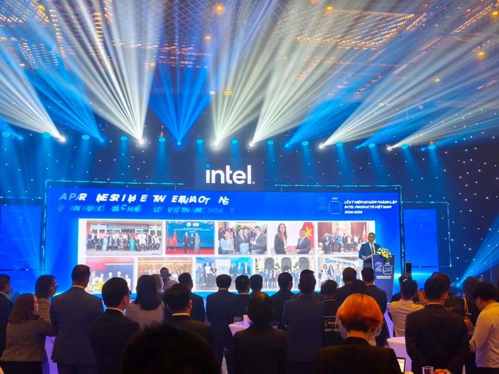 Đại diện Intel phát biểu tại buổi lễ.
