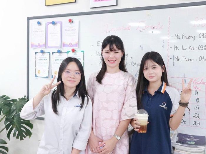 Cô Nguyễn Thị Dịu (đứng giữa), giáo viên môn Tiếng Anh Trường THCS-THPT Phenikka. 