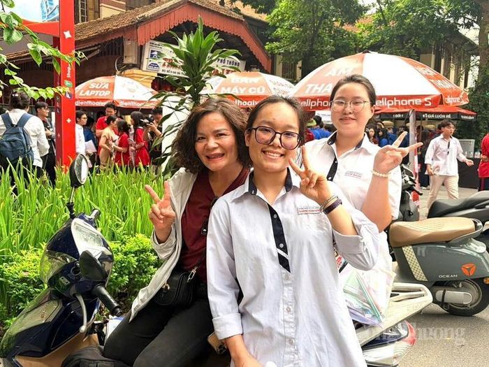Nụ cười nhẹ nhõm của phụ huynh và thí sinh sau khi hoàn thành môn thi. Ảnh: Minh Hương