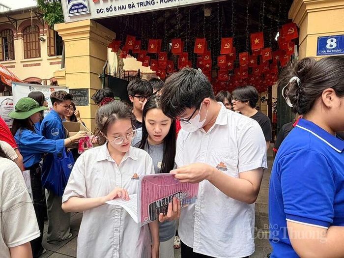 Các nhóm học sinh tụ tập trước điểm thi, cùng nhau đối chiếu đáp án và dự đoán kết quả. Ảnh: Minh Hương