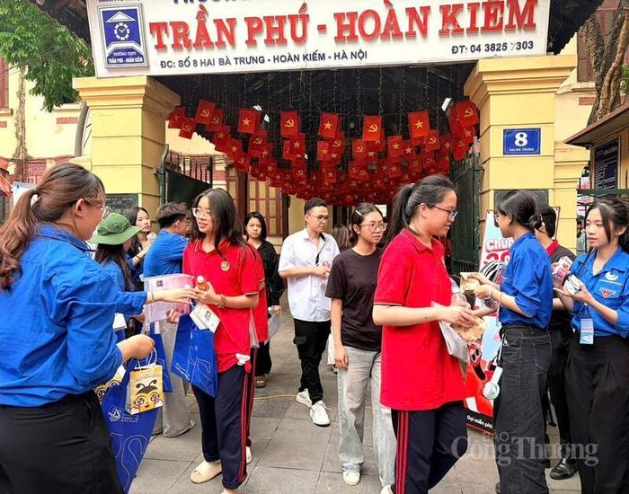 Nụ cười và những lời chúc mừng từ phụ huynh, tình nguyện viên chờ sẵn bên ngoài điểm thi giúp nhiều thí sinh thêm phần nhẹ nhõm sau môn thi cuối cùng. Ảnh: Minh Hương