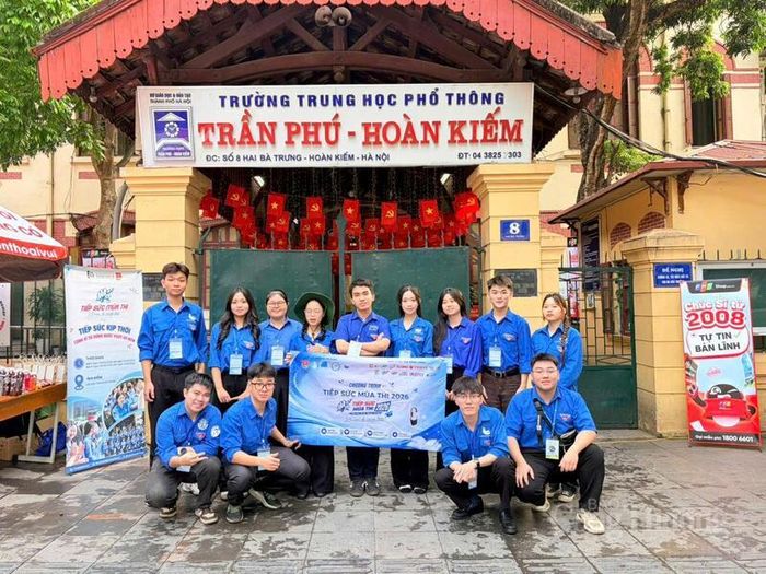 Các lực lượng tình nguyện viên có mặt từ rất sớm tại khu vực điểm thi. Ảnh: Minh Hương